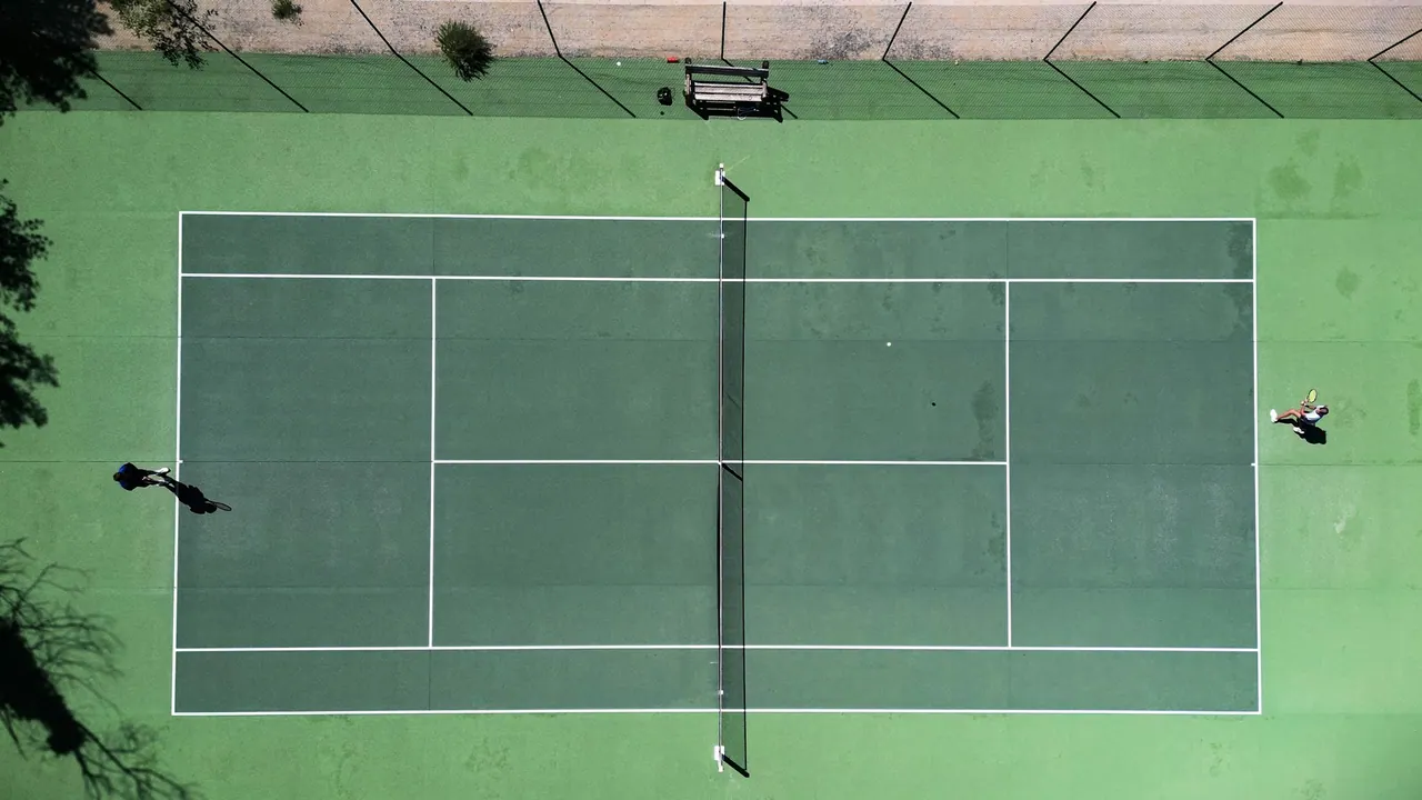 Tenis kortu, kuşbakışı